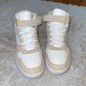women’s size 10 high top generic sneakers